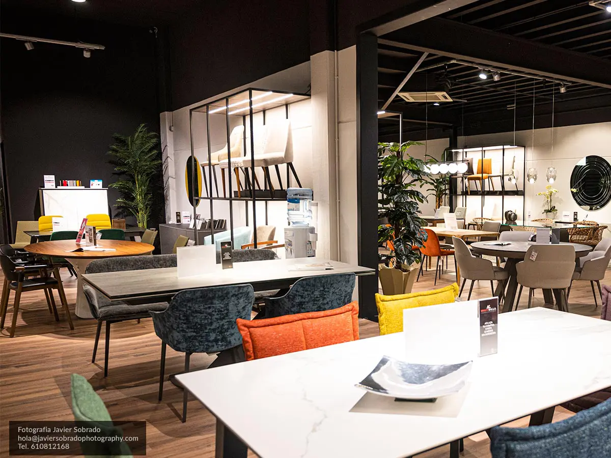 nueva exposicion tienda sillas mesas taburetes