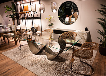 nueva exposicion tienda sillas mesas taburetes