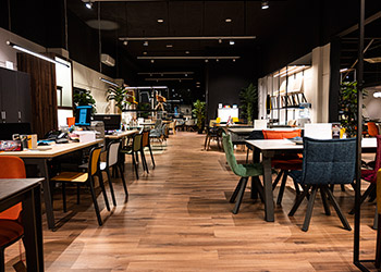 nueva exposicion tienda sillas mesas taburetes